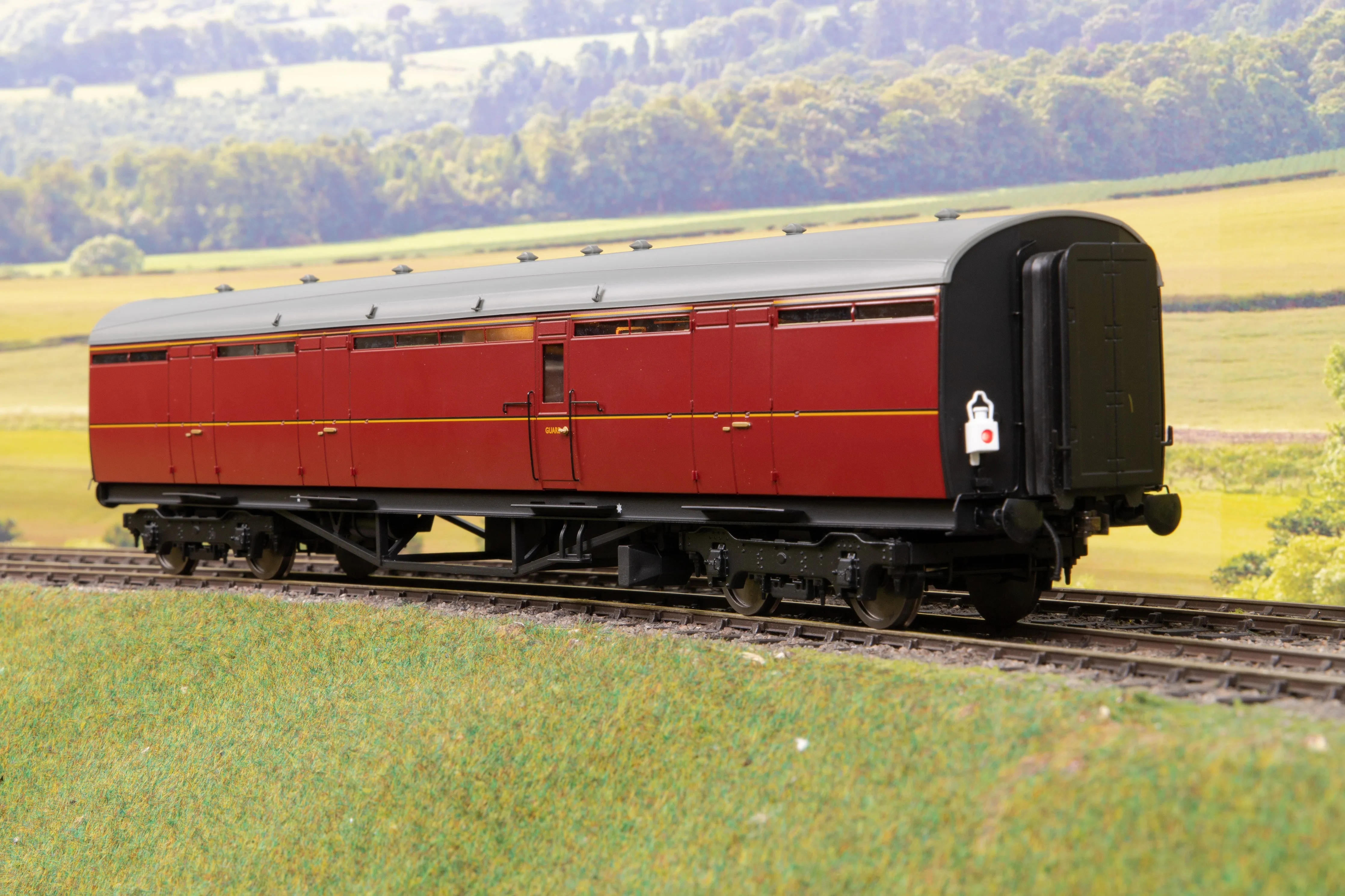 Darstaed D24-4-07U Finescale O Gauge LNER Thompson Mainline BG (Full Brake) Coach, BR Crimson 'Un-numbered'